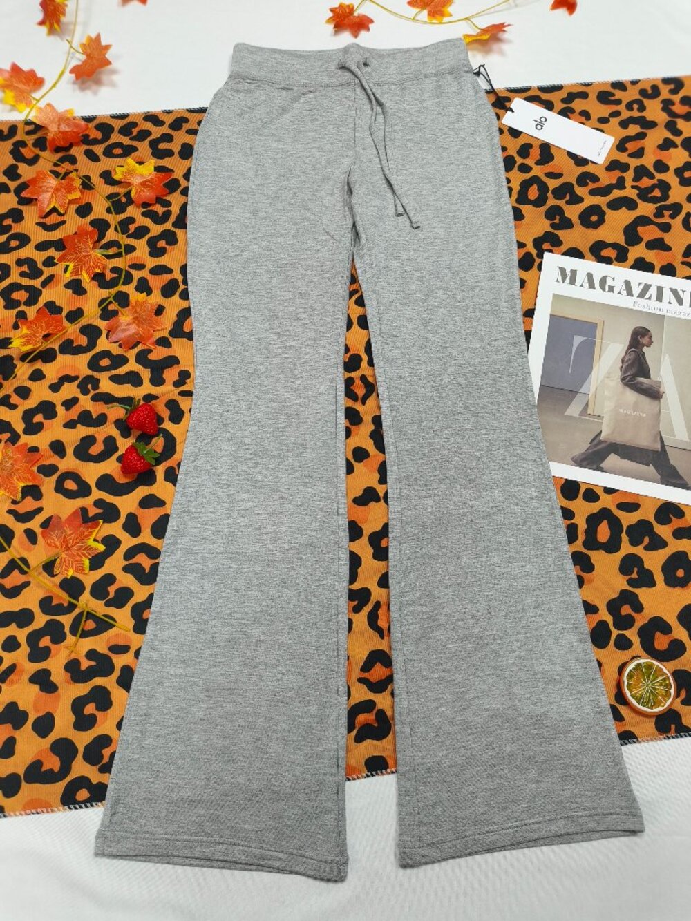 Alo Yoga Sway Bootcut Sweatpant Athletic Grey✨Timeless Y2K 90S Maximum Style😍 - Picture 2 of 8